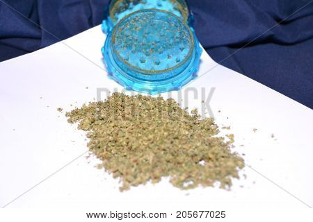 a grinder used to coarsely grind buds for medical cannabis
