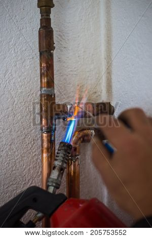 The Master Heats The Heating Pipes, Open Flames, To Connect With The Tin Wire, Which Is Dissolved On