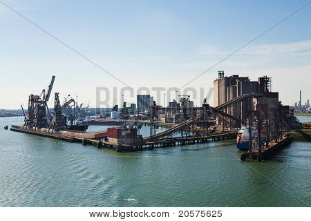 Grain Elevator im Hafen mit Terminal und Krane