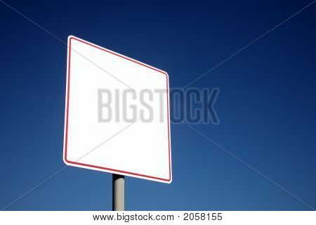 leere weiße Zeichen und einem großen tiefblauen Himmel.