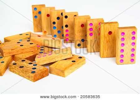 Puinen Dominos eristetty