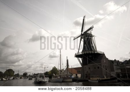 ละครวินด์มิลล์