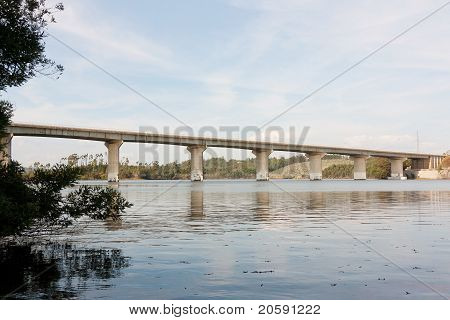 Ponte autostradale sul fiume Mondego, In Portogallo, contro il paesaggio