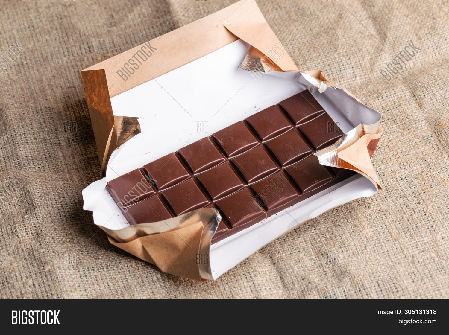 плитка шоколада. плиточный шоколад в обёртках. плиточный шоколад. как открыть шоколадку. шоколадная плитка.
