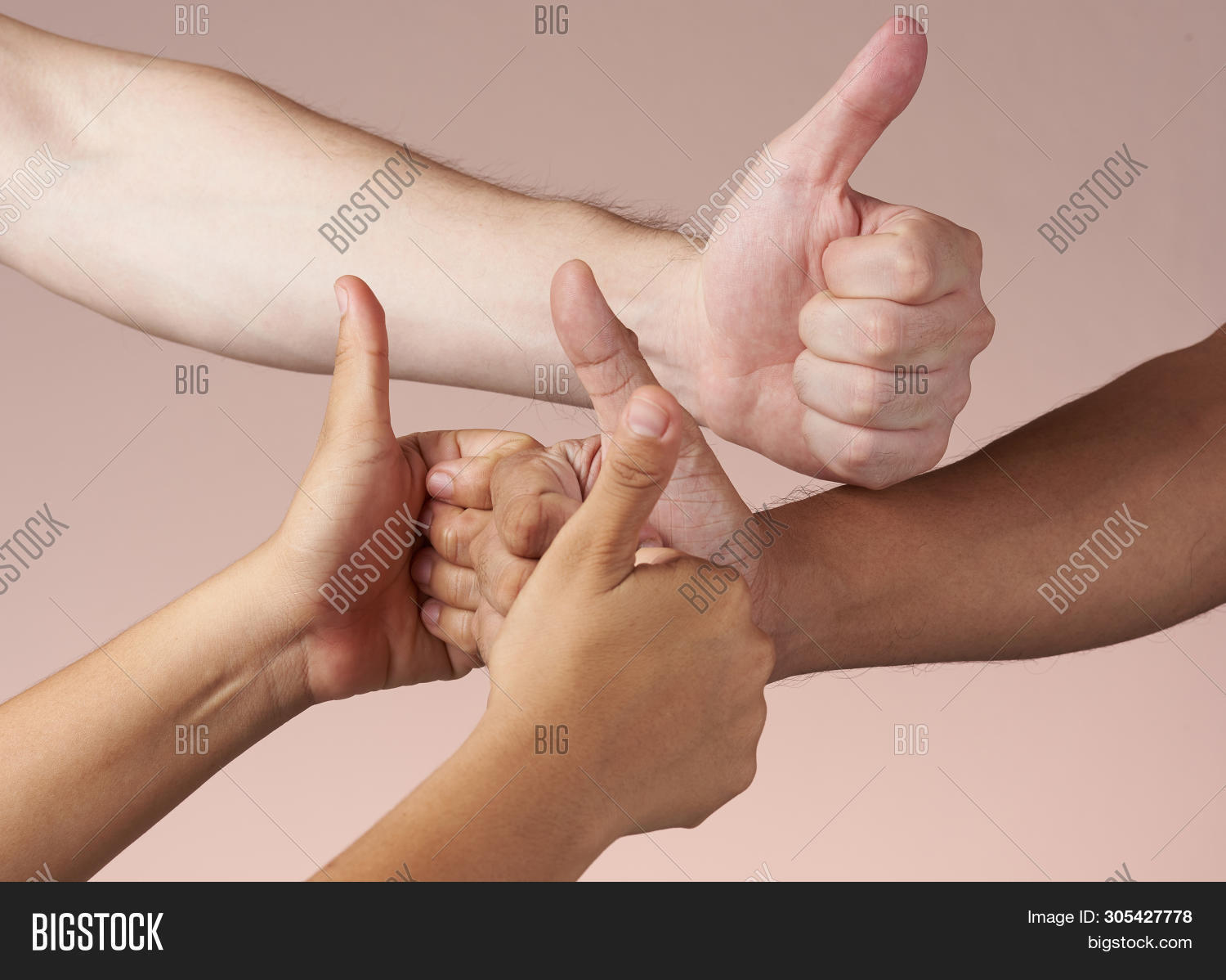 две ладони альбом. кисти рук женщины. ладонь приветствие. против расовой дискриминации. прикосновение мизинцами.