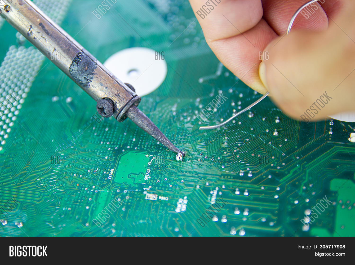 Можно ли починить электронную. Мастер по ремонту телефонов. Можно ли починить электронную. Нагреватель айкос 2. Экспертиза электроники.