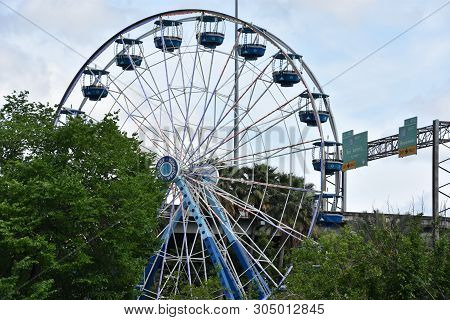 Houston, Tx - Apr 20: Diving Bell Ferris Wheel At The Downtown Aquarium, In Houston, Texas, On Apr 2