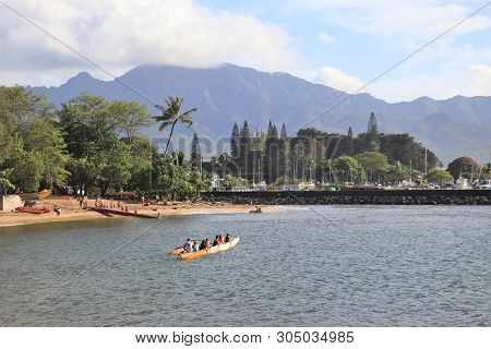 Oahu, Honolu - 4/30/2018 - People Paddeling The Tradional Outrigger Canoe On The Ocean Of Hawaii