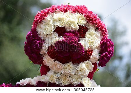 Kodaikanal, Tamilnadu, India - June 2, 2019: Statues Made With Flowers At The 58th Flower Show In Ko
