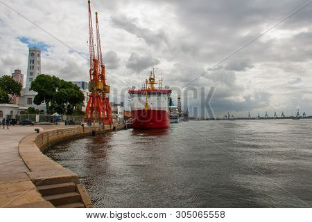 Rio De Janeiro, Brasil: Port With Ships In Rio De Janeiro On A Cloudy Day