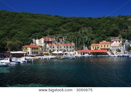 Hafen von Fiskardo auf der griechischen Insel Kefalonia