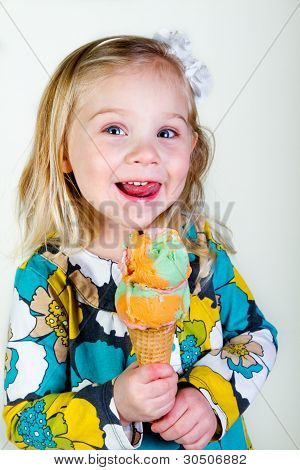 lille blond pige spiser is kegle