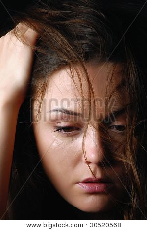 泣いている女性