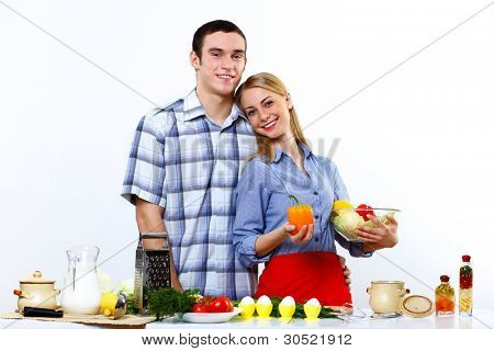 หนุ่มสาวสามีภรรยากัน coooking ที่บ้าน