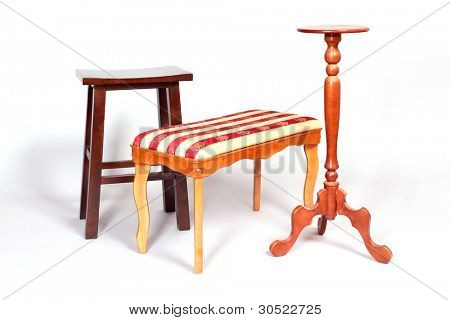 อุจจาระไม้สวยงามสามยืนบนพื้นสีขาว ง่าย คลาสสิก และหรูหรา