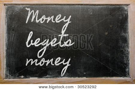 นิพจน์ - เงิน - เขียนบนกระดานดำกับชอล์กโรงเรียนเป็นเงิน Begets