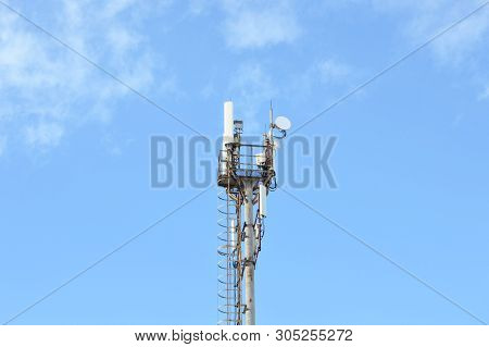 5G, 4G, 3G Smart Mobile Telephone Radio Network Gsm Antenna With Copy Space On Blue Sky