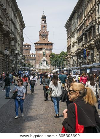 Crowd Of Tourists Strolls In The Dante Street
