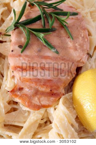 Kurczaka z grilla, makarony pionowy