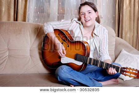 Okouzlující dospívající dívka hra Guitar