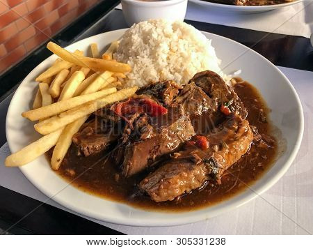Beef filet mignon with wood sauce with potato chips and rice