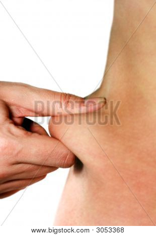Main tient un pli d'un cuir