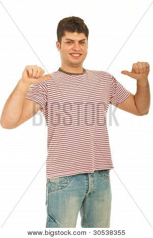Facet z wskazując kciuki jego T-shirt