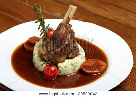 Codillo asado de cerdo con salsa