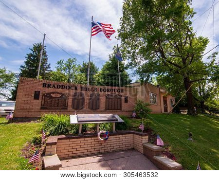 Braddock Hills, Pennsylvania, Usa 06/08/2019 The Braddock Hills Borough War Memorial In Front Of The