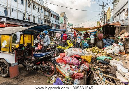 Makassar, Sulawesi, Indonesia - February 28, 2019: Chaotic But Colorful Scene At Trash Dump On Corne