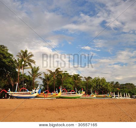 Vertikální Panorama pohled barevné Bali rybářských člunů na pláži v Sanur, Indonésie.