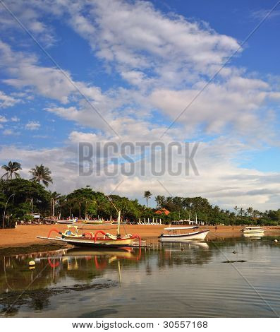 Vertikální Panorama pohled barevné Bali rybářských člunů na pláži v Sanur, Indonésie.
