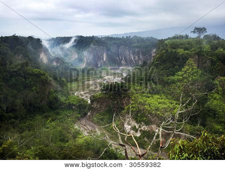 Sianok Canyon, et naturligt geologisk spekulerer i Bukittinggi, West Sumatera, Indonesien