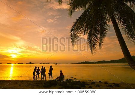 Mennesker, der nyder solnedgangen på Nirvana Beach, Padang, Sumatera ø, Indonesien