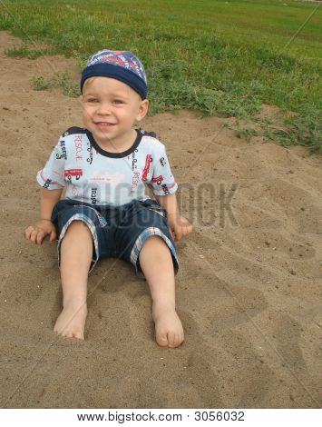 Der barfuß kleine Junge.