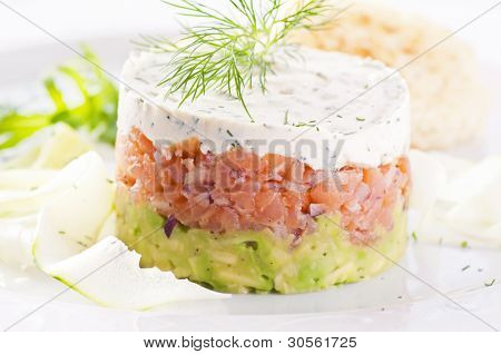 Lachs Tatar mit Avocado und Dill-Sahne