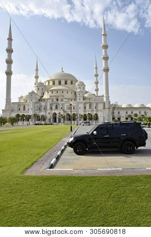 Grand Sheikh Zayed Mosque, Fujairah, United Arab Emirates, June 4, 2019. Black Mitsubishi Pajero And