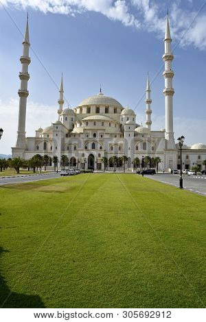 Grand Sheikh Zayed Mosque, Fujairah, United Arab Emirates, June 4, 2019. View Of The Mosque In The D