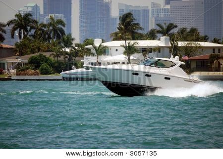 Barca di lusso bianco sulla Intercoastal