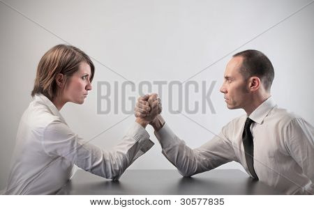 Coppia di business persone giocare arm wrestling