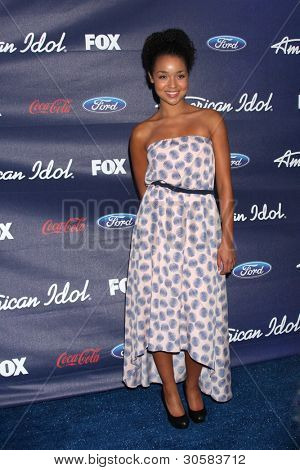 LOS ANGELES - MAR 1: Aisha Dee saapuu juhlissa American Idol kausi 11 Top 13 Grove