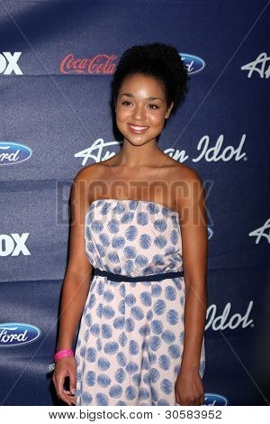LOS ANGELES - MAR 1: Aisha Dee saapuu juhlissa American Idol kausi 11 Top 13 Grove