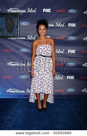 LOS ANGELES - MAR 1: Aisha Dee saapuu juhlissa American Idol kausi 11 Top 13 Grove