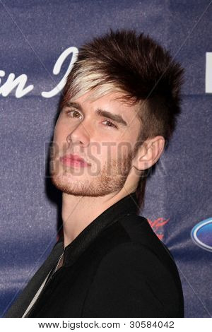 LOS ANGELES - MAR 1: Colton Dixon dorazí na American Idol sezóna 11 Top 13 Party v The Gr