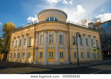 Moscow - October 27, 2018: View On Pyatnitskaya Street In The City Center On An Autumn Morning