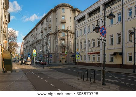 Moscow - October 27, 2018: View On Pyatnitskaya Street In The City Center On An Autumn Morning