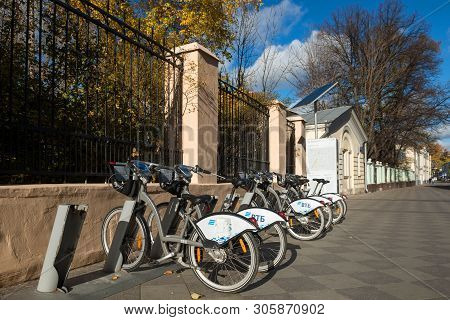 Moscow - October 27, 2018: Bike Rental On Pyatnitskaya Street, In The City Center, Autumn Morning