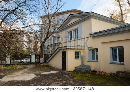 Moscow - October 27, 2018: The Architectural Decoration Of The Lepeshkiny Town Mansion Wing. Is Now 