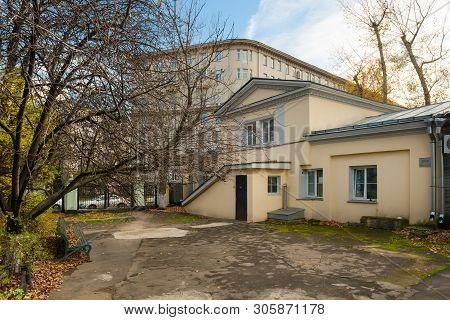 Moscow - October 27, 2018: The Architectural Decoration Of The Lepeshkiny Town Mansion Wing. Is Now 