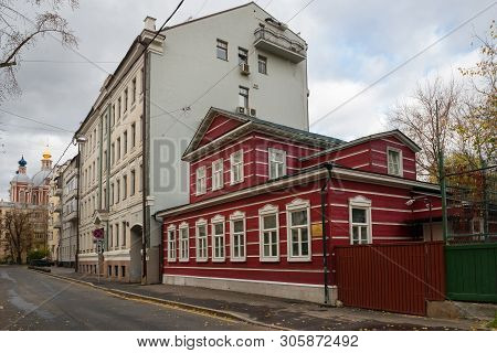 Moscow - October 27, 2018: View Of The Golikovsky Lane In The City Center On An Autumn Morning